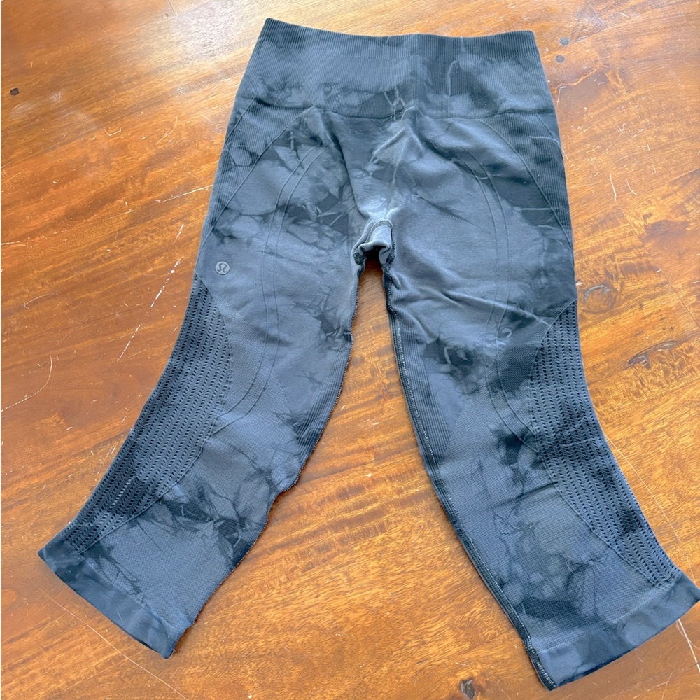 Lululemon Capri Leggings- Size 6- blue- Very gently used